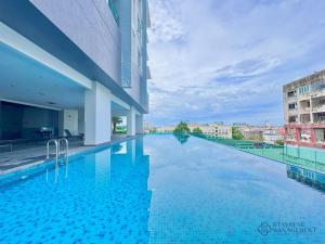 Bazén v ubytování Melaka Ong Kim Wee Residences by Stayrene nebo v jeho okolí