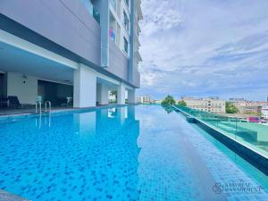 Bazén v ubytování Melaka Ong Kim Wee Residences by Stayrene nebo v jeho okolí