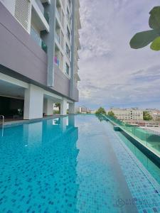 Bazén v ubytování Melaka Ong Kim Wee Residences by Stayrene nebo v jeho okolí