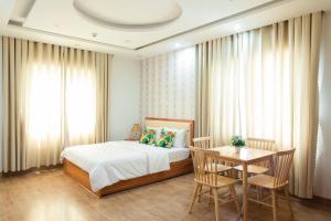 1 dormitorio con 1 cama y 1 mesa en Selima Hotel, en Quy Nhon