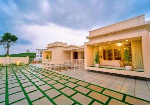 an image of a house at Glen Castle Vagamon Pool Resort by VOYE HOMES in Vagamon