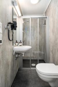 uma casa de banho com um chuveiro, um lavatório e um WC. em Aurland Guesthouse em Aurland