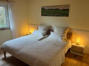 Un pat sau paturi într-o cameră la Ferienhaus Deine Zeit mit SAUNA und WALLBOX