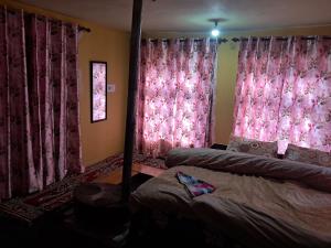 Postel nebo postele na pokoji v ubytování Shiva Homestay
