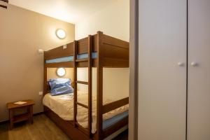 מיטה או מיטות קומותיים בחדר ב-Résidence Pierre & Vacances Les Trois Domaines