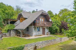 una pequeña casa con una pared de piedra en Holiday home in Novo mesto - dostava - Kranjska Krain 26036 en Trška Gora