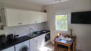 Η κουζίνα ή μικρή κουζίνα στο Ioannis Houses - gemütliches Ferienhaus im Olivenhain