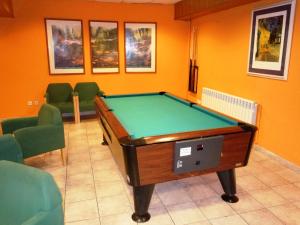 a room with a pool table in a room at Hotel Urogallo in Vielha