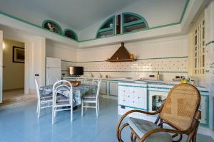 a kitchen with a table and chairs in a room at Villa Galatea al mare - Tonnarella in Mazara del Vallo