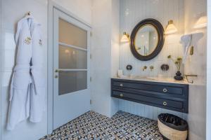 a bathroom with a sink and a mirror at Maison Medina in Mdina
