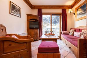 ein Wohnzimmer mit einem Sofa und einem Tisch in der Unterkunft Résidence Le Cristal - Grands Montets 8 - Happy Rentals in Chamonix-Mont-Blanc