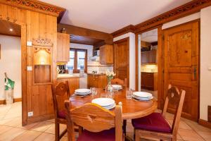 ein Esszimmer mit einem Holztisch und Stühlen in der Unterkunft Résidence Le Cristal - Grands Montets 8 - Happy Rentals in Chamonix-Mont-Blanc