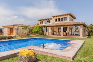 Bazén v ubytování Villa Cal Moliner by Sealand Villas nebo v jeho okolí