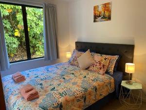 a bedroom with a bed with a window and a bed sidx sidx sidx at Aspen Getaway in Queenstown