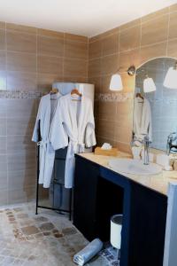 a bathroom with a sink and a mirror at Les Canoubiers Luxe et sérénité au cœur de Saint-Tropez Suites spacieuses avec jardin enchanteur in Saint-Tropez