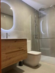 サン・アントニオ・デ・カランジャにあるMas Taulerのバスルーム(シャワー、トイレ、シンク付)
