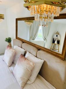 une chambre avec un miroir et un lit avec des oreillers dans l'établissement Gîte de l'As de trèfle, à Feignies