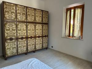 a room with a wall with a window at Villa Olga in San Vincenzo +5 photos
