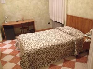 En eller flere senge i et værelse på Hotel Daina
