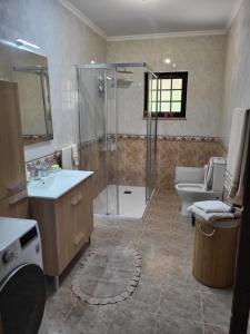 La salle de bains est pourvue d'une douche, d'un lavabo et de toilettes. dans l'établissement Casa de Santo Amaro, à Aveiro