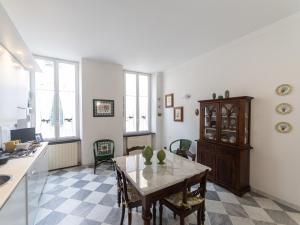 a kitchen and dining room with a table at Casa Misette 200mq a due passi dal mare in Alassio