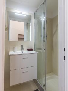 a bathroom with a sink and a shower at Casa Misette 200mq a due passi dal mare in Alassio +29 photos