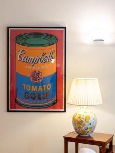 a picture of a can of tomato soup next to a lamp at Casa Misette 200mq a due passi dal mare in Alassio