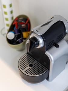 a toaster sitting on a counter next to a cup of pens at Casa Misette 200mq a due passi dal mare in Alassio