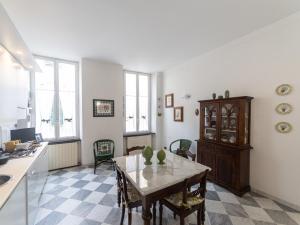 a kitchen and dining room with a table at Casa Misette 200mq a due passi dal mare in Alassio