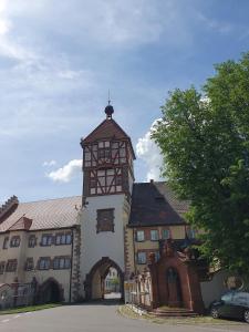 un bâtiment avec une tour d'horloge en haut dans l'établissement Ferienwohnung am Bregenberg, à Bräunlingen