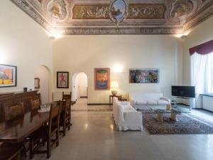 a living room with a coffered ceiling and a dining room at Casa Misette 200mq a due passi dal mare in Alassio