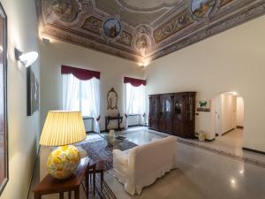 a living room with a couch and a ceiling at Casa Misette 200mq a due passi dal mare in Alassio