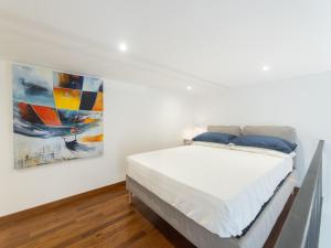 a bedroom with a bed and a painting on the wall at Casa Misette 200mq a due passi dal mare in Alassio