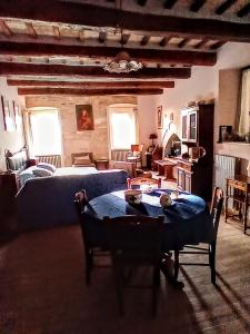 ein Wohnzimmer mit einem Sofa und einem Tisch in der Unterkunft Studio dell'Arco - Assisi in Assisi