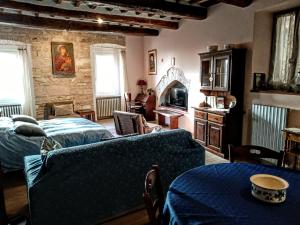ein Wohnzimmer mit 2 Betten und einem Sofa in der Unterkunft Studio dell'Arco - Assisi in Assisi