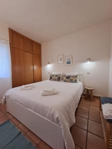 Llit o llits en una habitació de Sea View Apartment Near Meia Praia Beach in Lagos!