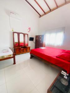 1 dormitorio con 1 cama roja en una habitación en SAKURA Guest House tourist only, en Wariyapola