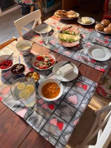 une table avec des assiettes de nourriture sur une table dans l'établissement Agro-Stajnia, 