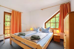 sypialnia z łóżkiem z 2 poduszkami w obiekcie Ferienhaus 'zum Zaunkönig' w mieście Luftkurort Lückendorf