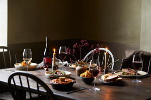 - une table avec des assiettes de nourriture et des verres de vin dans l'établissement The Penny Bun, à Otley