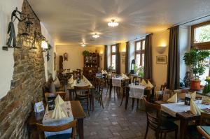 Un restaurante o sitio para comer en Moselland Hotel im Enderttal Zum Onkel Willi
