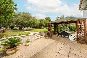 un patio con cenador en Casa Kruger, en SantʼAnna Arresi