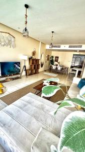 un ampio soggiorno con divano e TV di Wonderful two bed room with full marina view a Dubai