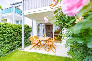 un patio con mesa y sillas frente a una casa en Kim Fewo 3, en Emmendingen