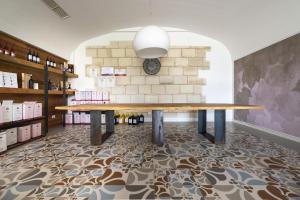 Η βιβλιοθήκη του διαμερίσματος