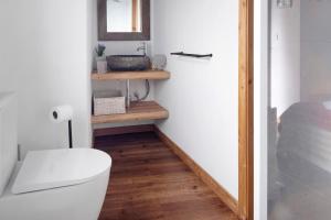 Ponta GarçaにあるPonta da Amoraのバスルーム(白いトイレ、木製の棚付) +31枚の写真