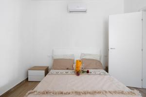 1 dormitorio con 1 cama grande y pared blanca en Maestrale, en La Spezia