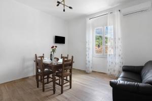 Una sala de estar con una mesa y sillas y un sofá. en Maestrale, en La Spezia