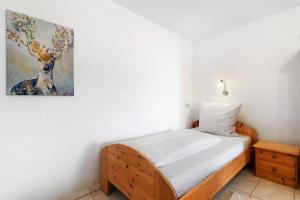 - une chambre avec un lit et une peinture murale dans l'établissement Ferienwohnung Faisst, à Kappel-Grafenhausen