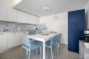 Una cocina o zona de cocina en Gufo di Mare - Celeste
